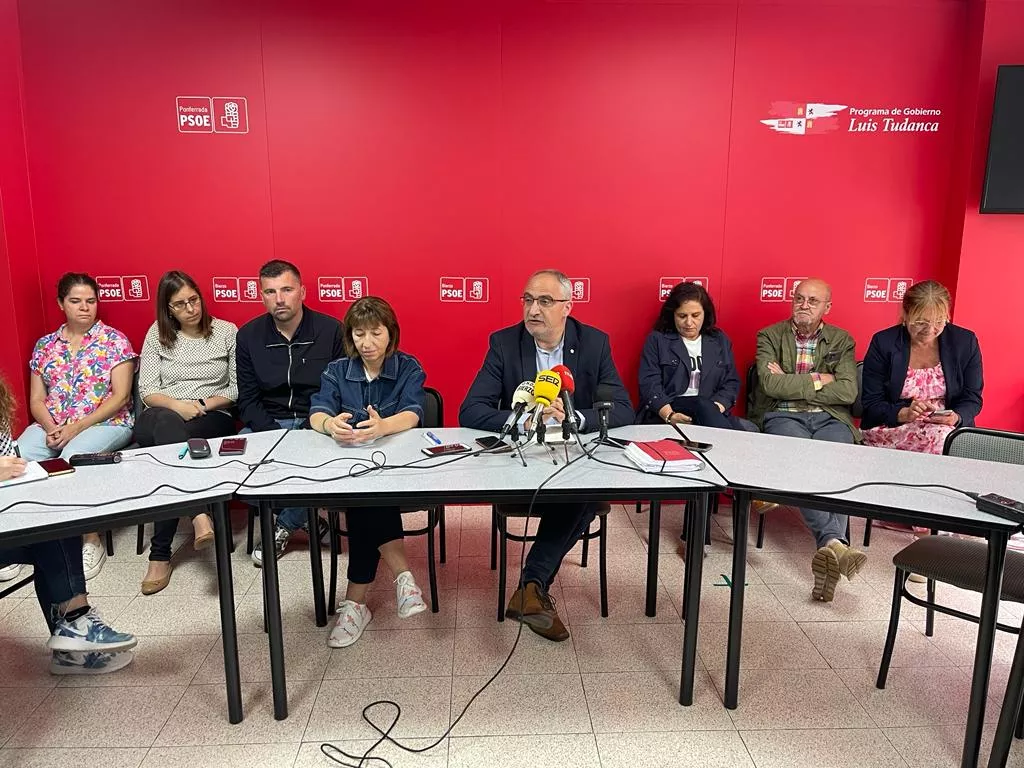 PSOE Ponferrada. Mabel Fernández (I) y Olegario Ramón (D) atienden a los medios