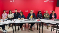 PSOE Ponferrada. Mabel Fernández (I) y Olegario Ramón (D) atienden a los medios