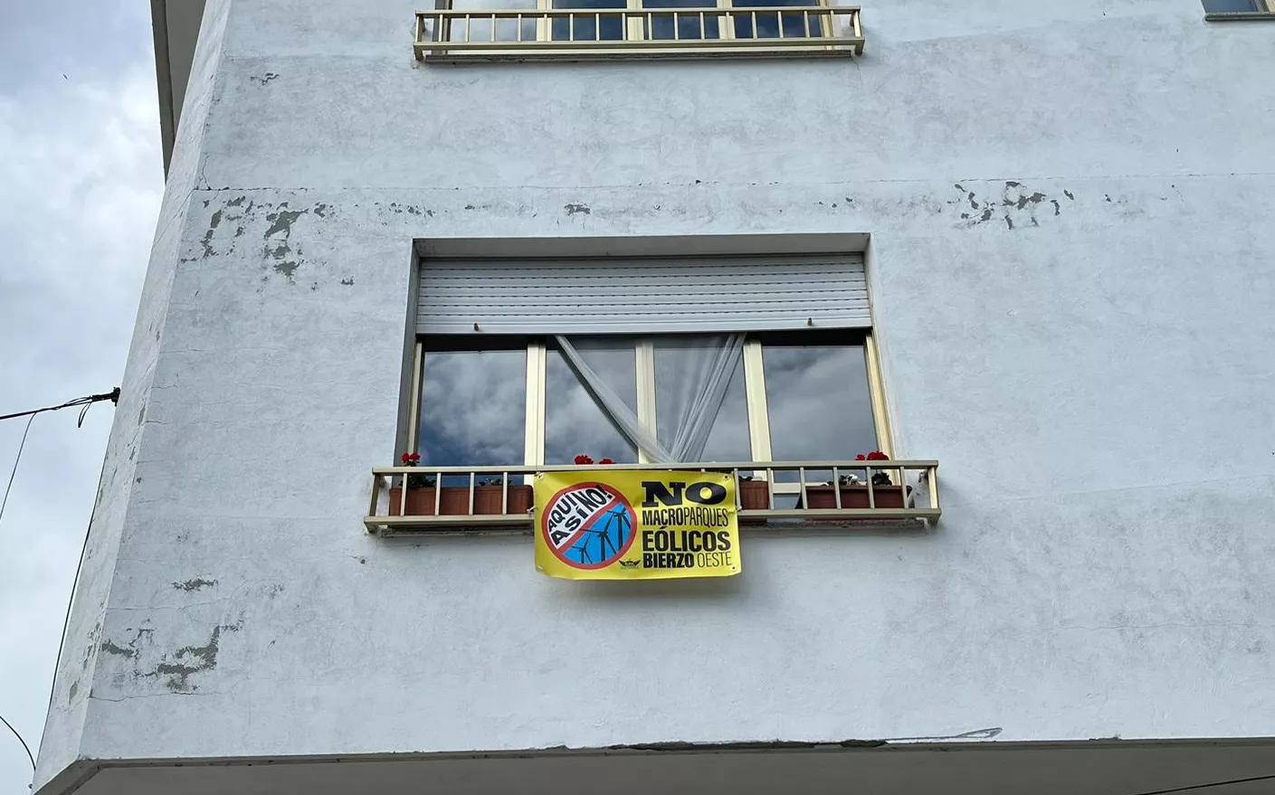 Carteles en contra de la proliferación de parques fotovoltáicos en una casa de Balboa