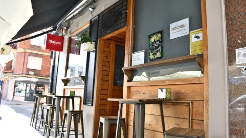 Bar de Ponferrada con un cartel que anuncia la búsqueda de camarero Bar de Ponferrada con un cartel que anuncia la búsqueda de camarero