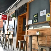 Bar de Ponferrada con un cartel que anuncia la búsqueda de camarero