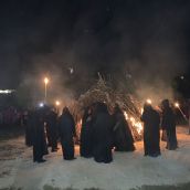 La Santa Compaña 'enciende' la noche de San Juan de Puente Boeza (Ponferrada)