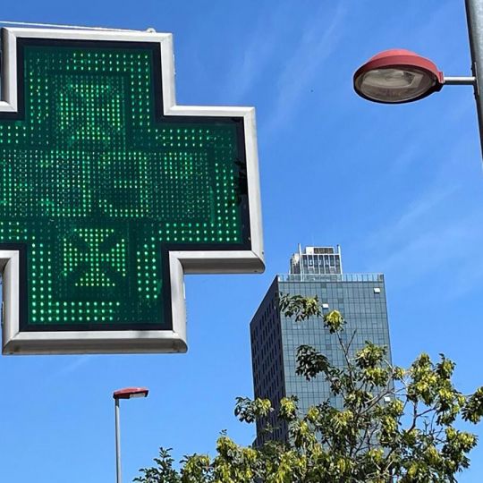 Imagen del termómetro de la farmacia de La Rosaleda marcando más de 33 grados Imagen del termómetro de la farmacia de La Rosaleda marcando más de 33 grados