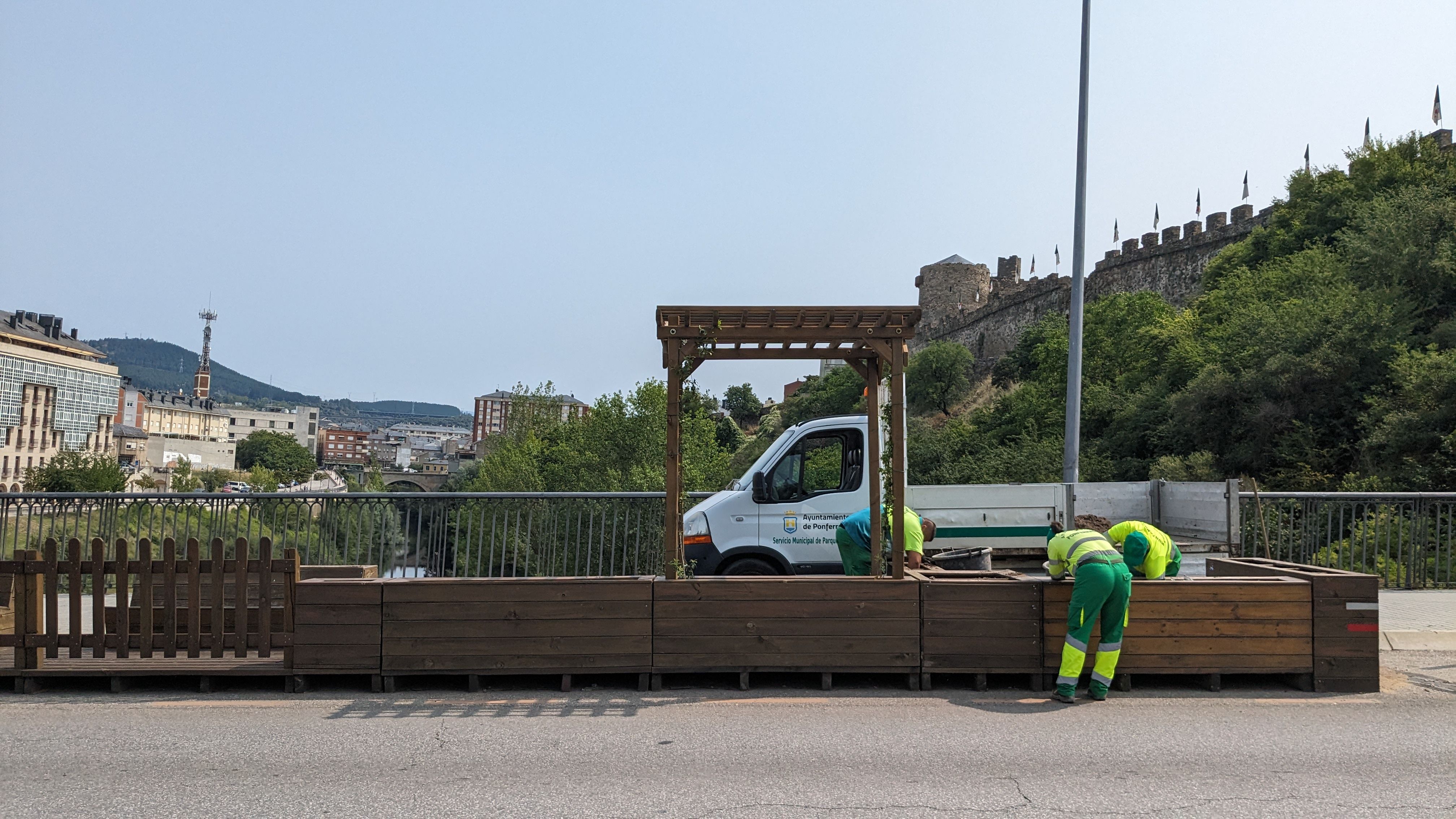 Operarios desmontando en parklet del puente del Castillo