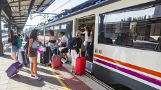 Imagen de viajeros cogiendo un tren en la estación de León Imagen de viajeros cogiendo un tren en la estación de León