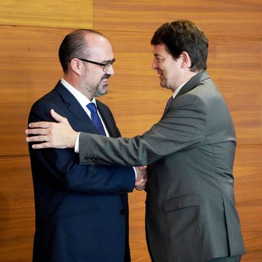 El alcalde de Ponferrada, Marco Morala (I), y el presidente de la Junta de Castilla y León, Alfonso Fernández Mañueco (D)