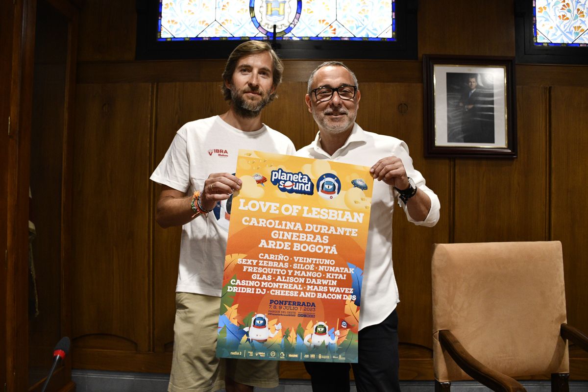 Ángel Escudero y Carlos Cortina con el cartel del Planeta Sound