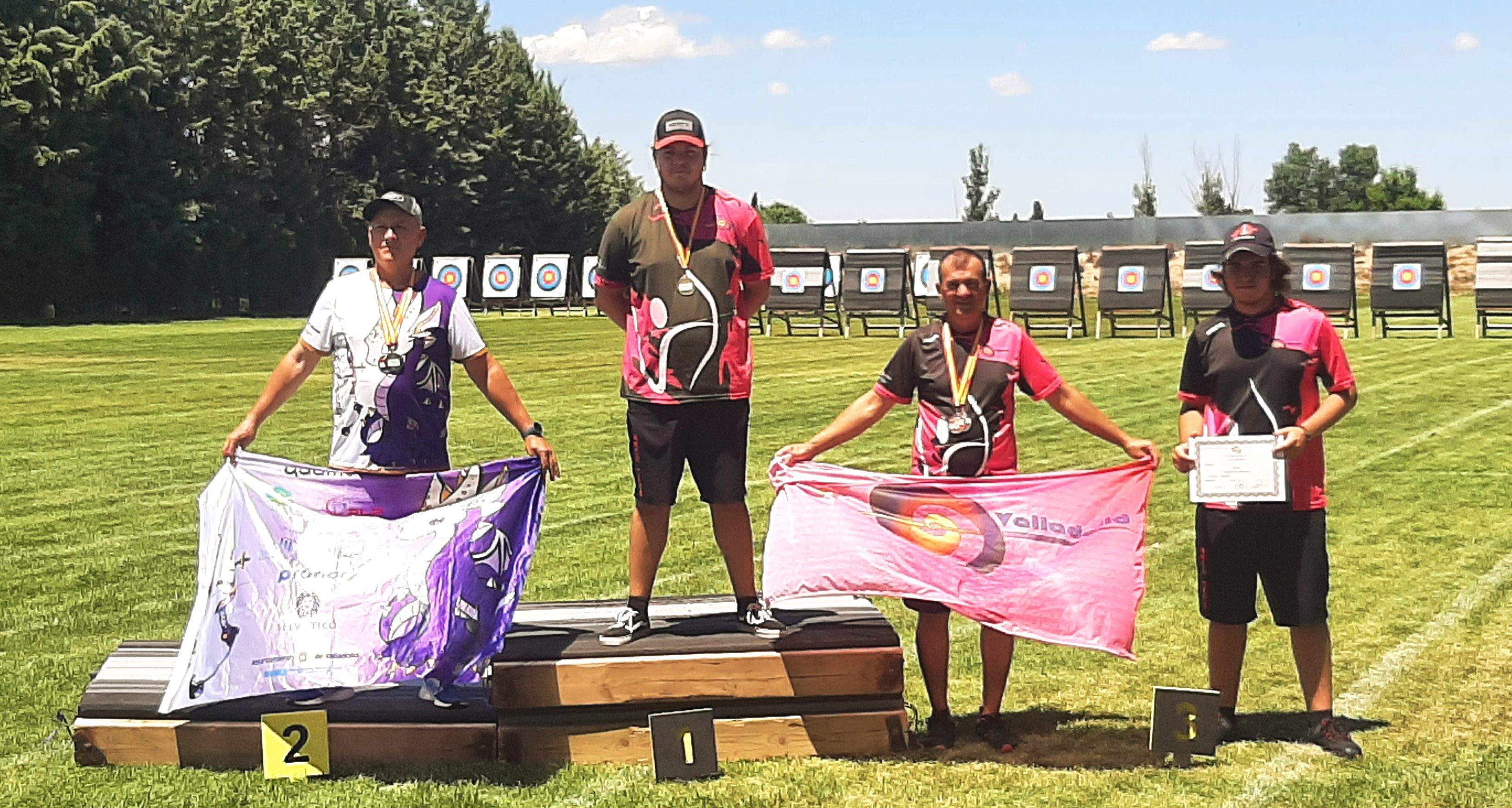 Tico con arco (2) Tico con arco (2)