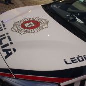 Un conductor que triplicaba la tasa de alcoholemia choca contra una mediana en una avenida de León