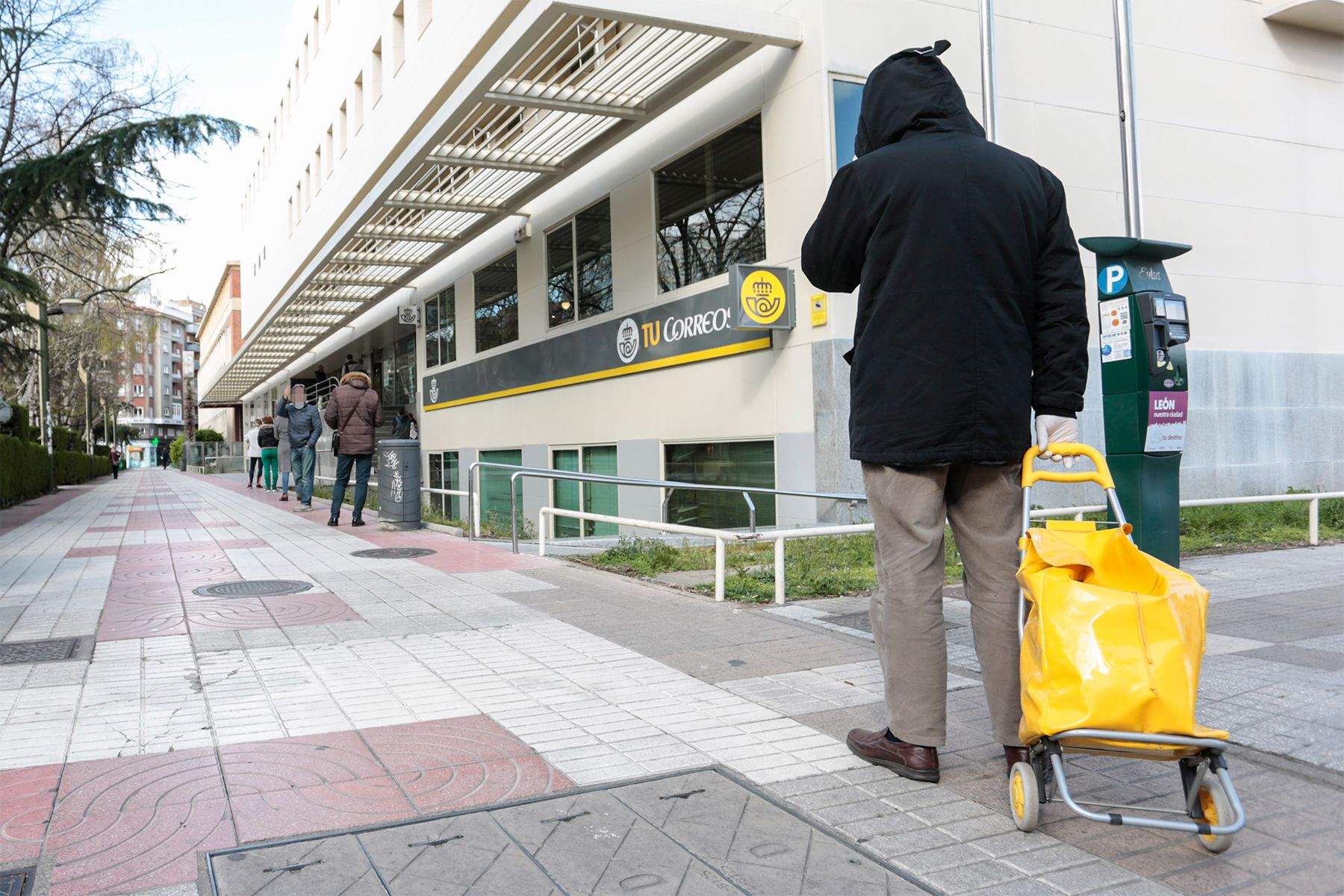 Largas colas en la oficina de Correos de León