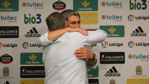 Tomás Nistal abraza al presidente de la Ponferradina, José Fernández, en su despedida