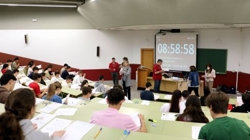 Estudiantes realizando la EBAU