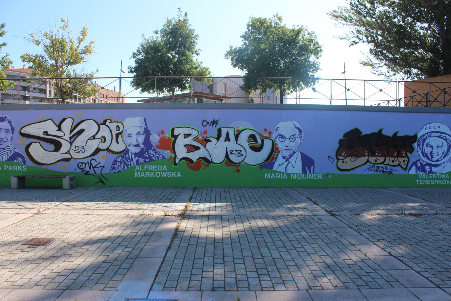 El mural ‘Sin ellas no hay nosotras’ amanece vandalizado por arte urbano 