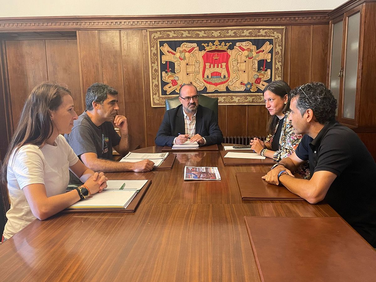 Marco Morala reunido con Oscar García, presidente del  Club Baloncesto Ciudad de Ponferrada