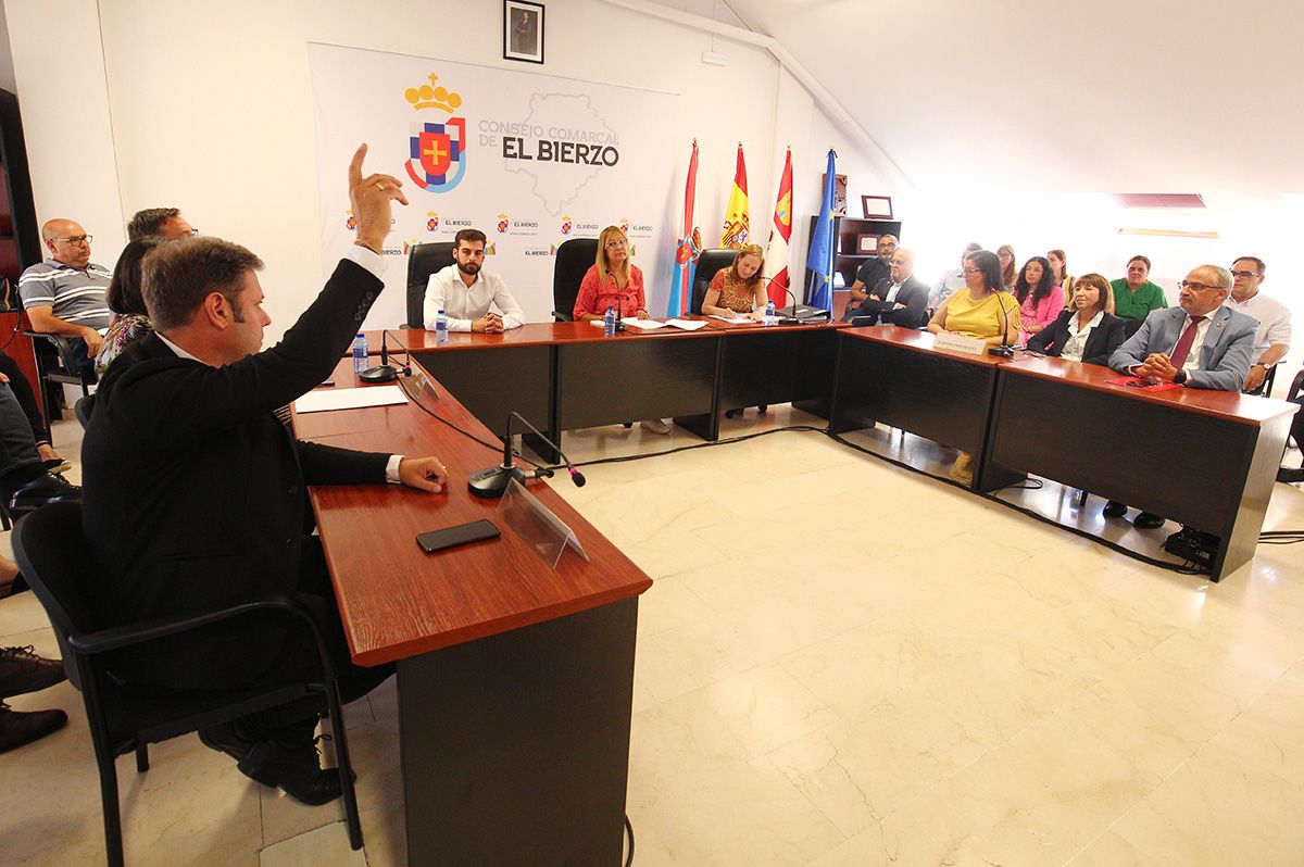 Iván Alonso votando en contra de la candidatura de Olegario Ramón al Consejo del Bierzo