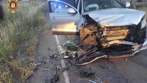 Tres personas resultan heridas tras colisionar en la carretera de Villaroañe, León