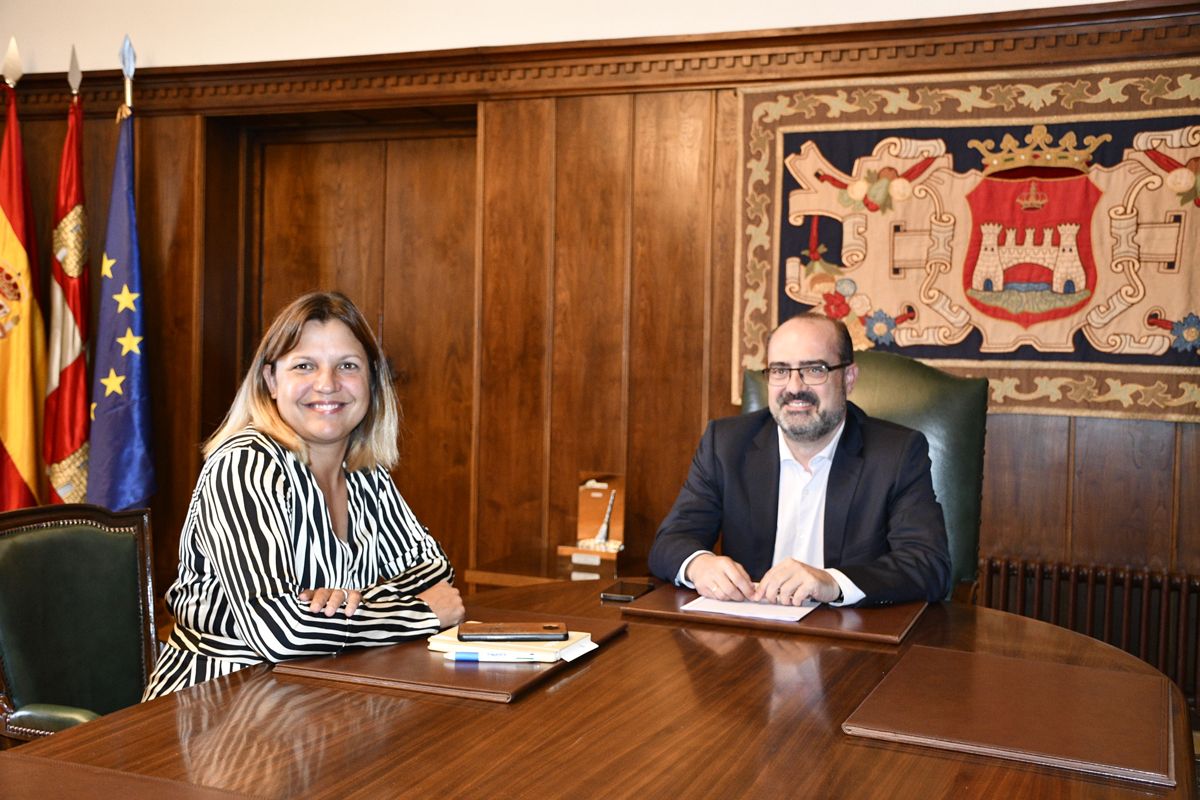 El alcalde de Ponferrada, Marco Morala, se ha reunido este martes con Yasodhara López, directora de CIUDEN.