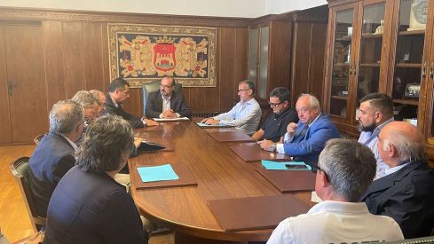 El alcalde de Ponferrada Marco Morala durante la reunión mantenida con la asociación de empresarios FELE 