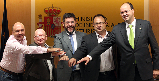 Firma del Plan (Izq a Der), Pedro Ayllón (USO); Antonio Deusa (UGT); el secretario de Estado de Industria, Alberto Nadal, Agustín Martín (CCOO)y Oscar Lapostara (Carbounión) Juan Lázaro / ICAL