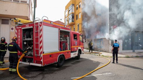 Los bomberos de León intervienen en el incendio de un patio comunitario en la calle Papa León XIII