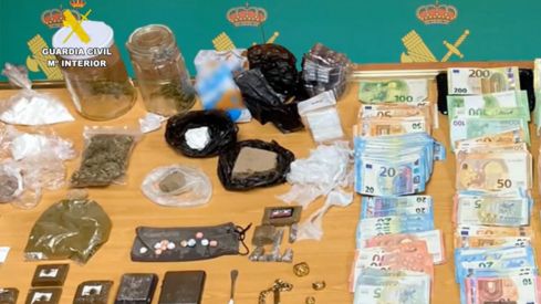 Material, dinero y droga incautados en la operación ‘Duega’ de la Guardia Civil