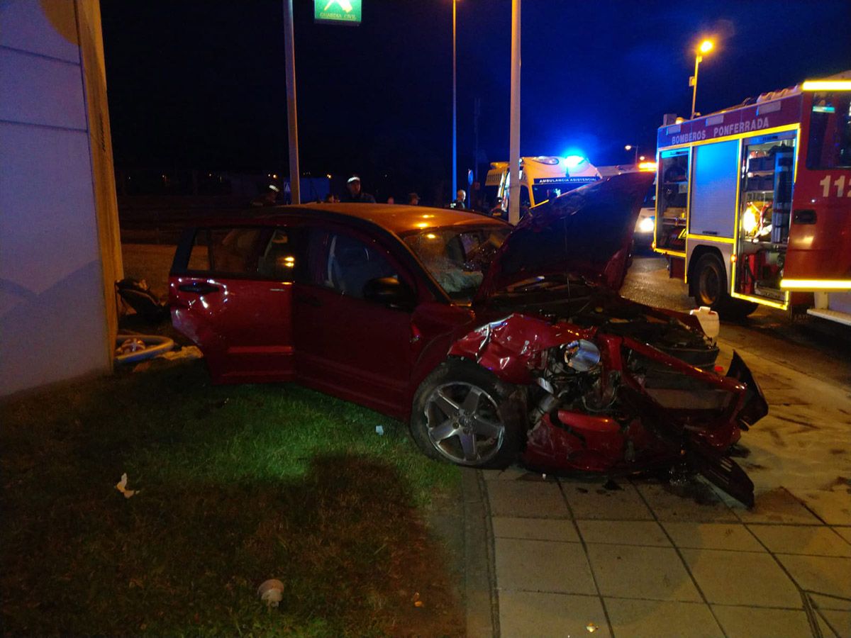 4 heridos, uno de ellos atrapado en un coche, tras el choque de un turismo contra el cuartel de la Guardia Civil en Ponferrada 4 heridos, uno de ellos atrapado en un coche, tras el choque de un turismo contra el cuartel de la Guardia Civil en Ponferrada