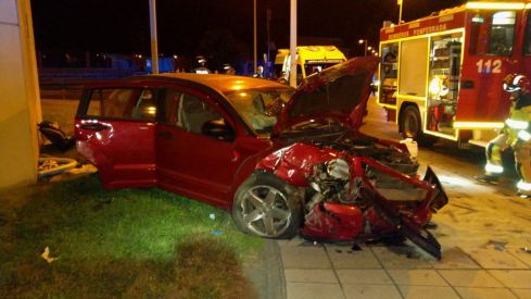 Cuatro heridos tras chocar su coche contra el cuartel de la Guardia Civil de Ponferrada