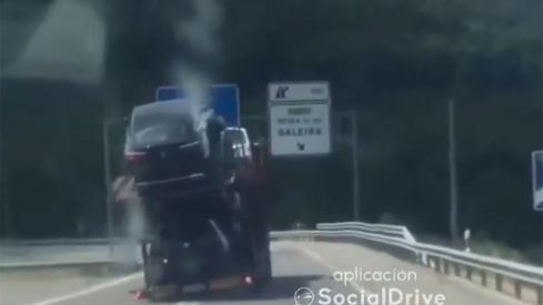 camion portacoches dando bandazos a6