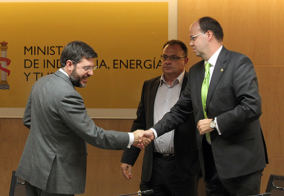 El secretario de Estado de Industria, Alberto Nadal, saluda a Óscar Lapostara (Carbounión) / Juan Lázaro (ICAL)
