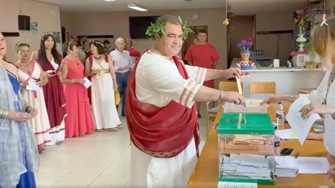 Alcalde de Saldaña votando vestido de romano