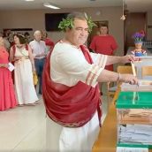 Alcalde de Saldaña votando vestido de romano