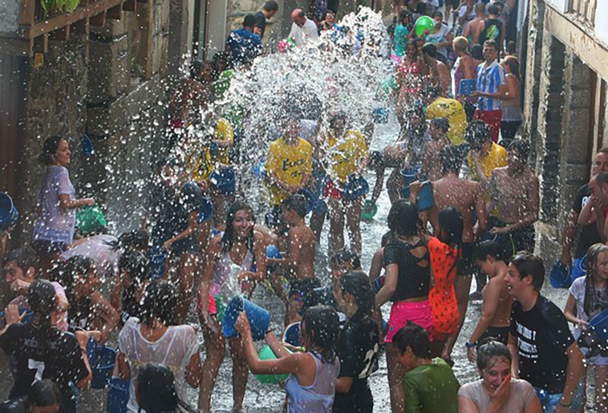 Imagen de la fiesta del agua en Molinaseca