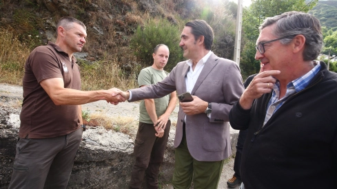 El consejero de Medio Ambiente, Vivienda y Ordenación del Territorio, Juan Carlos Suárez Quiñones, durante su visita a uno de los sistemas de captura de osos para radiomarcaje en Tejedo del Sil (3) El consejero de Medio Ambiente, Vivienda y Ordenación del Territorio, Juan Carlos Suárez Quiñones, durante su visita a uno de los sistemas de captura de osos para radiomarcaje en Tejedo del Sil (3)