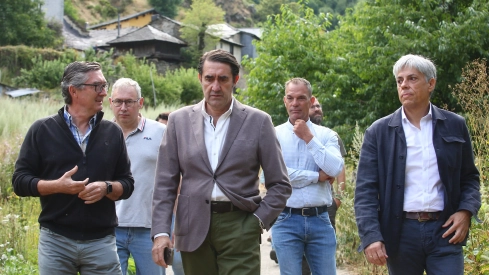 El consejero de Medio Ambiente, Vivienda y Ordenación del Territorio, Juan Carlos Suárez Quiñones, durante su visita a uno de los sistemas de captura de osos para radiomarcaje en Tejedo del Sil (4) El consejero de Medio Ambiente, Vivienda y Ordenación del Territorio, Juan Carlos Suárez Quiñones, durante su visita a uno de los sistemas de captura de osos para radiomarcaje en Tejedo del Sil (4)