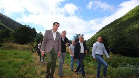 El consejero de Medio Ambiente, Vivienda y Ordenación del Territorio, Juan Carlos Suárez Quiñones, durante su visita a uno de los sistemas de captura de osos para radiomarcaje en Tejedo del Sil (5) El consejero de Medio Ambiente, Vivienda y Ordenación del Territorio, Juan Carlos Suárez Quiñones, durante su visita a uno de los sistemas de captura de osos para radiomarcaje en Tejedo del Sil (5)