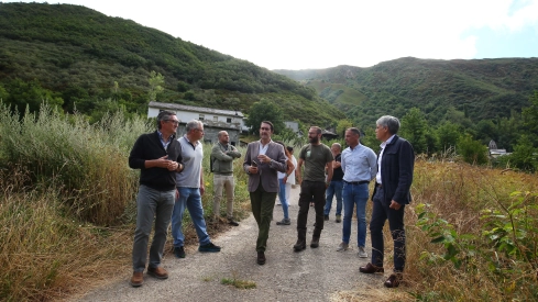 El consejero de Medio Ambiente, Vivienda y Ordenación del Territorio, Juan Carlos Suárez Quiñones, durante su visita a uno de los sistemas de captura de osos para radiomarcaje en Tejedo del Sil (6) El consejero de Medio Ambiente, Vivienda y Ordenación del Territorio, Juan Carlos Suárez Quiñones, durante su visita a uno de los sistemas de captura de osos para radiomarcaje en Tejedo del Sil (6)