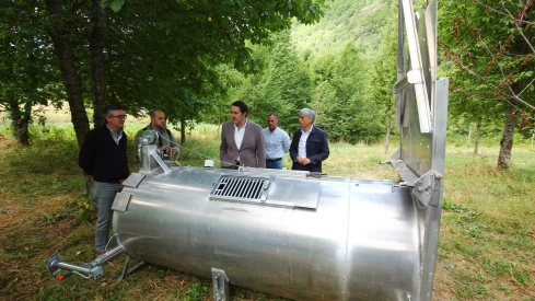 El consejero de Medio Ambiente, Vivienda y Ordenación del Territorio, Juan Carlos Suárez Quiñones, durante su visita a uno de los sistemas de captura de osos para radiomarcaje en Tejedo del Sil (7) El consejero de Medio Ambiente, Vivienda y Ordenación del Territorio, Juan Carlos Suárez Quiñones, durante su visita a uno de los sistemas de captura de osos para radiomarcaje en Tejedo del Sil (7)