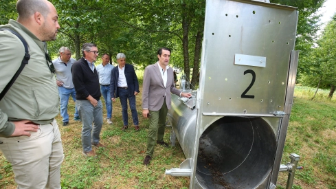 El consejero de Medio Ambiente, Vivienda y Ordenación del Territorio, Juan Carlos Suárez Quiñones, durante su visita a uno de los sistemas de captura de osos para radiomarcaje en Tejedo del Sil (8) El consejero de Medio Ambiente, Vivienda y Ordenación del Territorio, Juan Carlos Suárez Quiñones, durante su visita a uno de los sistemas de captura de osos para radiomarcaje en Tejedo del Sil (8)