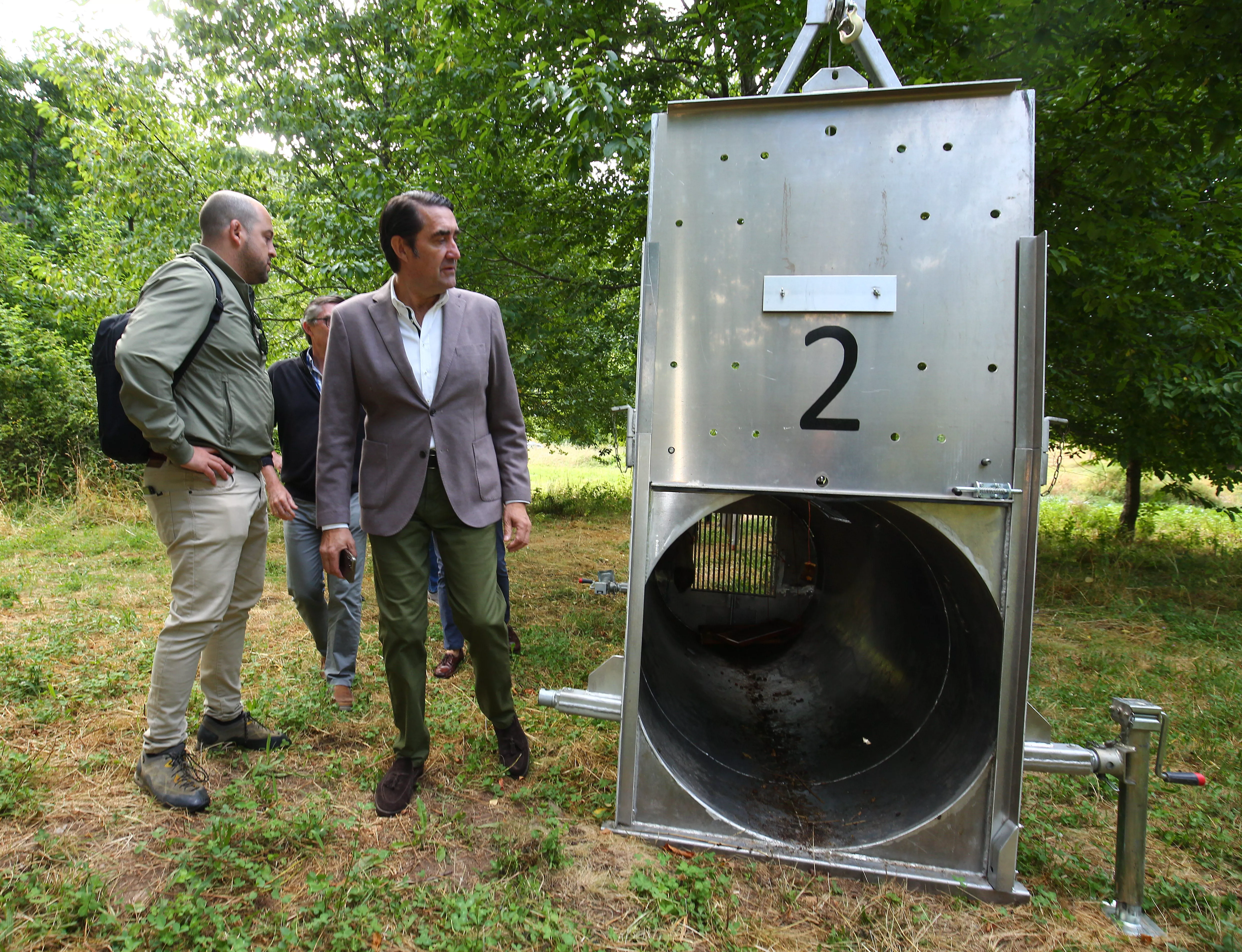 El consejero de Medio Ambiente, Vivienda y Ordenación del Territorio, Juan Carlos Suárez Quiñones, durante su visita a uno de los sistemas de captura de osos para radiomarcaje en Tejedo del Sil (9)