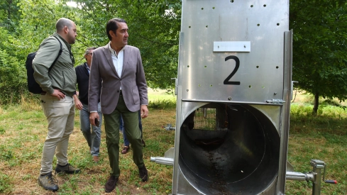 El consejero de Medio Ambiente, Vivienda y Ordenación del Territorio, Juan Carlos Suárez Quiñones, durante su visita a uno de los sistemas de captura de osos para radiomarcaje en Tejedo del Sil (9) El consejero de Medio Ambiente, Vivienda y Ordenación del Territorio, Juan Carlos Suárez Quiñones, durante su visita a uno de los sistemas de captura de osos para radiomarcaje en Tejedo del Sil (9)
