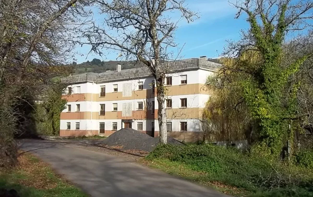 Sale a subasta pública el antiguo cuartel de la Guardia Civil en As Nogais (Lugo) por 1.600 euros