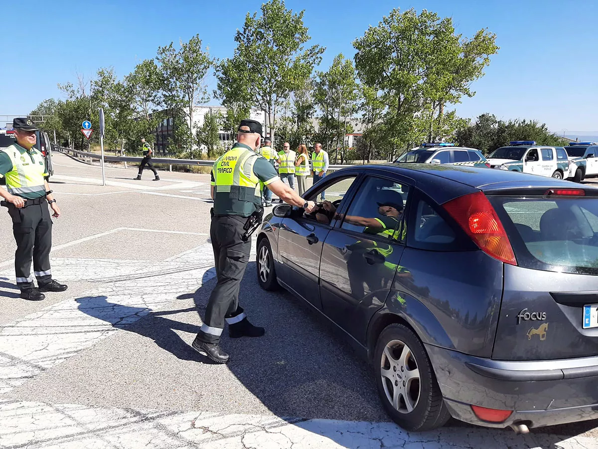 La Guardia Civil de Tráfico realizará en Castilla y León 1.600 controles de alcohol y drogas hasta el próximo domingo
