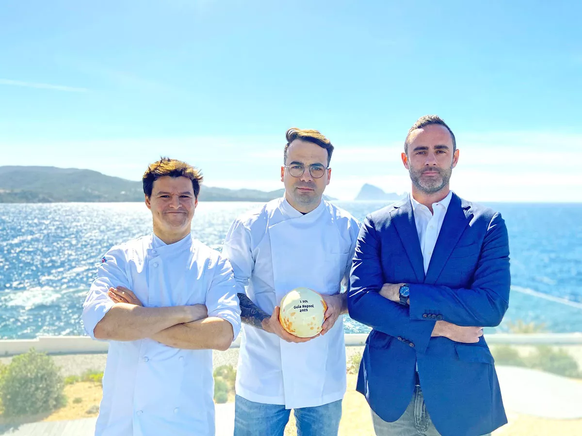 En el centro el chef Andrés Fernández | LinkedIN