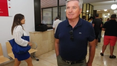 ésar Sánchez / ICAL. El candidato de la lista alternativa del PP a la Diputación de León, Julio Arias (D), junto al candidato de la lista oficialista, Raúl Valcarce (I), durante la votación de los diputados provinciales del Bierzo