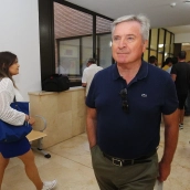 ésar Sánchez / ICAL. El candidato de la lista alternativa del PP a la Diputación de León, Julio Arias (D), junto al candidato de la lista oficialista, Raúl Valcarce (I), durante la votación de los diputados provinciales del Bierzo