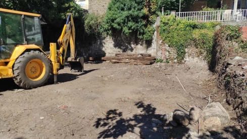 Limpieza y desbroce en el futuro Jardín Romántico del Bierzo 