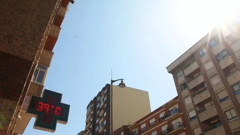 Imagen de un termómetro marcando 39 grados