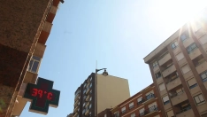 Imagen de un termómetro marcando 39 grados