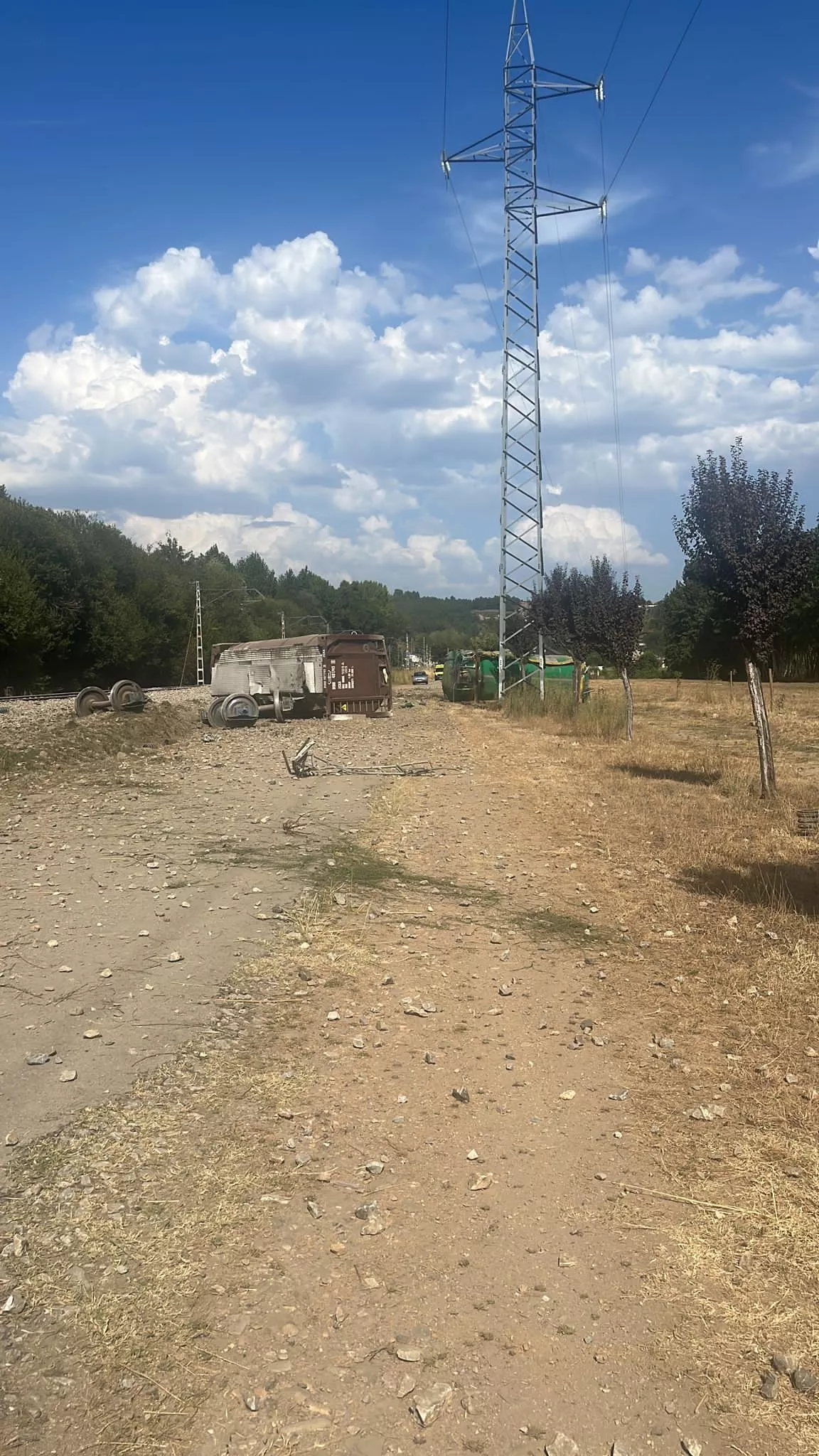 Descarrilamiento de un tren de mercancías en Vilamartín de Valdeorras . Descarrilamiento de un tren de mercancías en Vilamartín de Valdeorras .