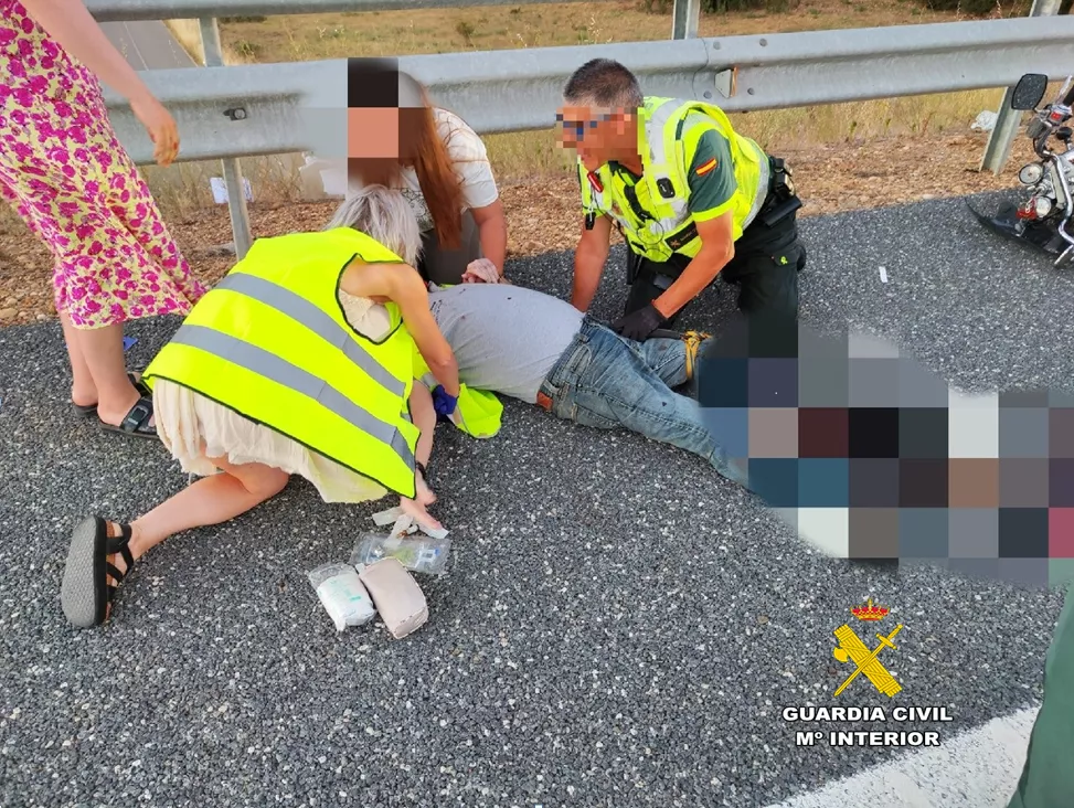 La Guardia Civil de León auxilia a un motorista que había sufrido la amputación de una extremidad en un accidente en Valdefresno